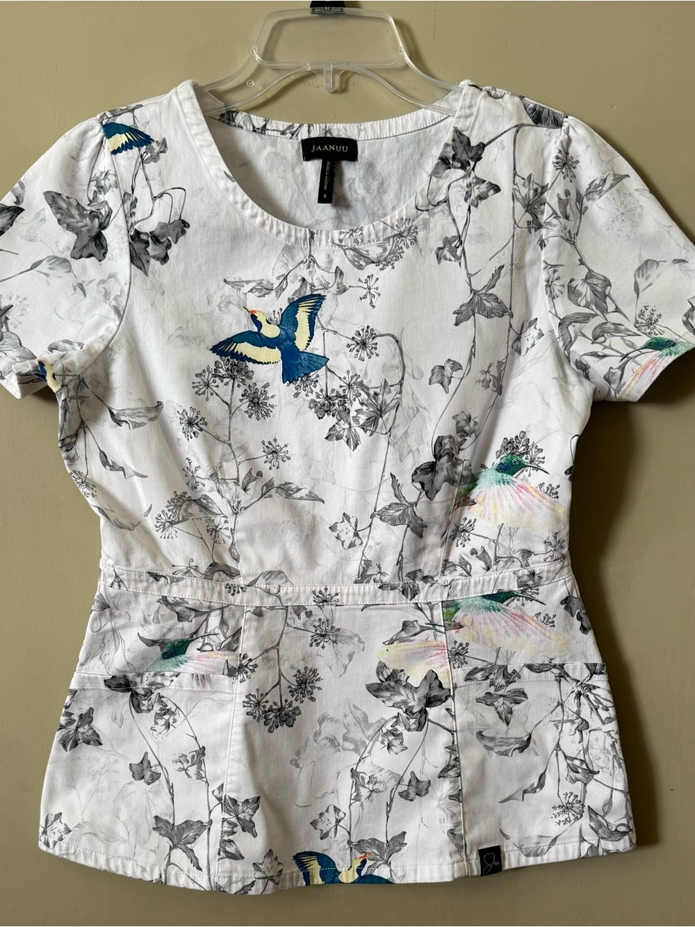 JAANUU Calix Peplum Side Zip Scrub Top Small Hummingbird Garden Party EUC